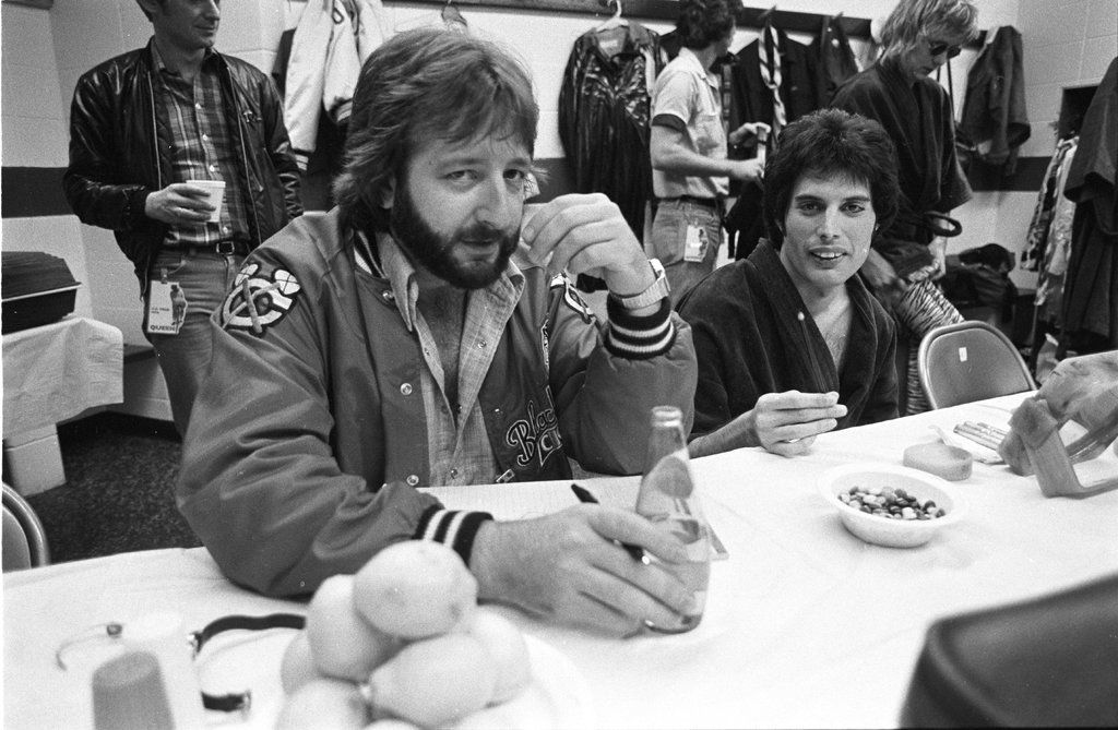 Gerry Stickells y Queen en el backstage.