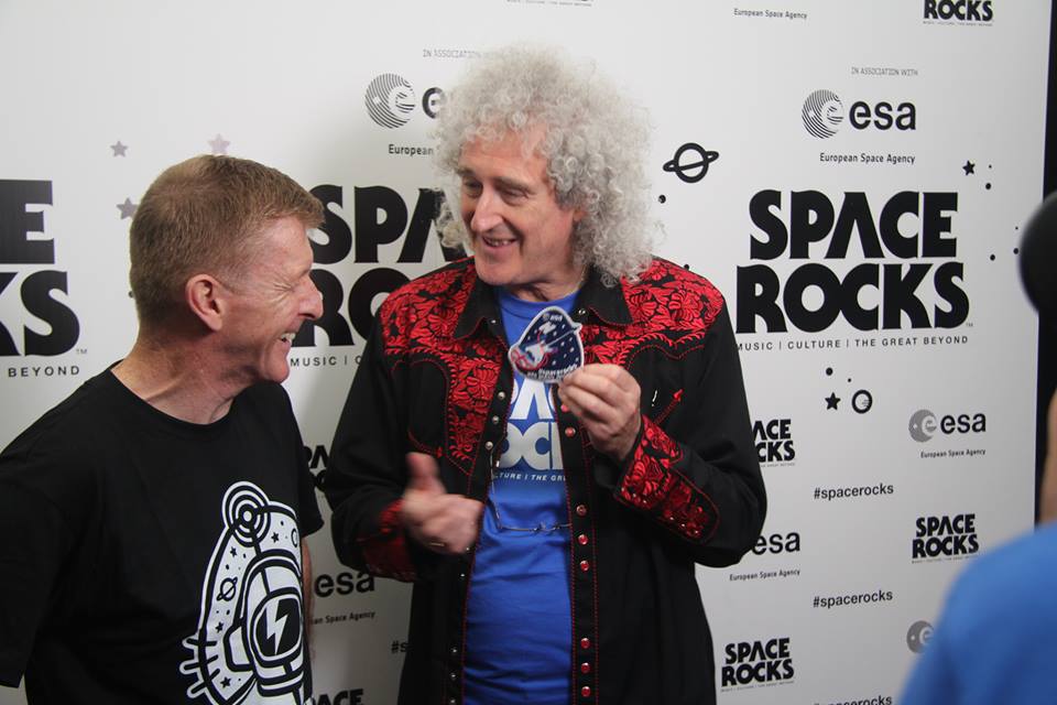 La foto muestra el momento en que el astronauta británico, Tim Peake, le presentó a Brian May un parche de misión en el espacio. Space Rocks.