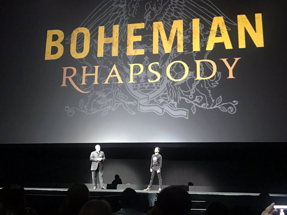 Rami Malek sobre el escenario, presentando el teaser de Bohemian Rhapsody.
