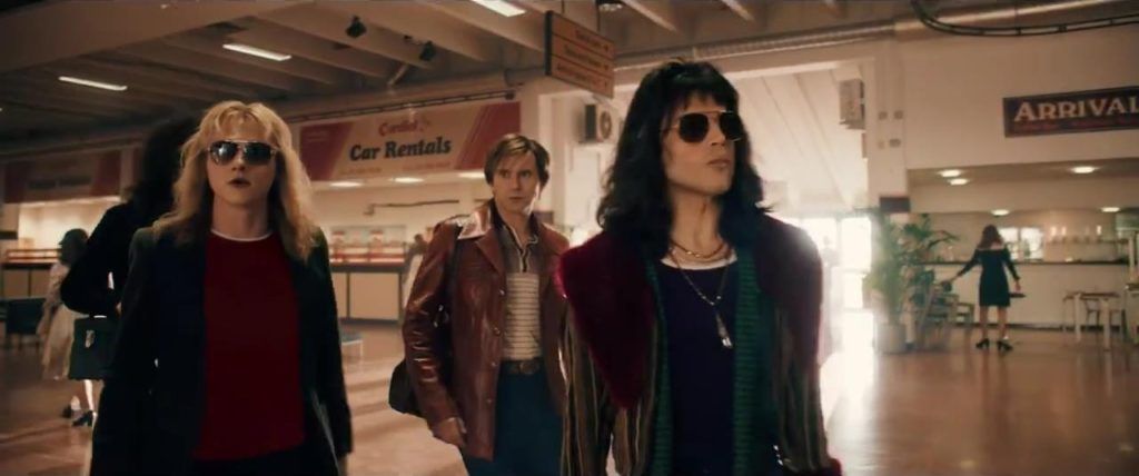 Imagen del primer tráiler oficial de Bohemian Rhapsody, donde digitalmente han eliminado la camiseta del Sol Naciente a Roger Taylor.