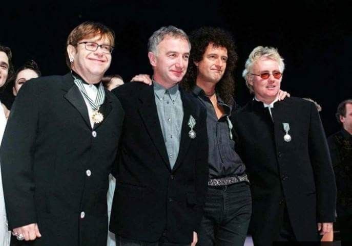 Elton John, John Deacon, Brian May y Roger Taylor en París, 1997.