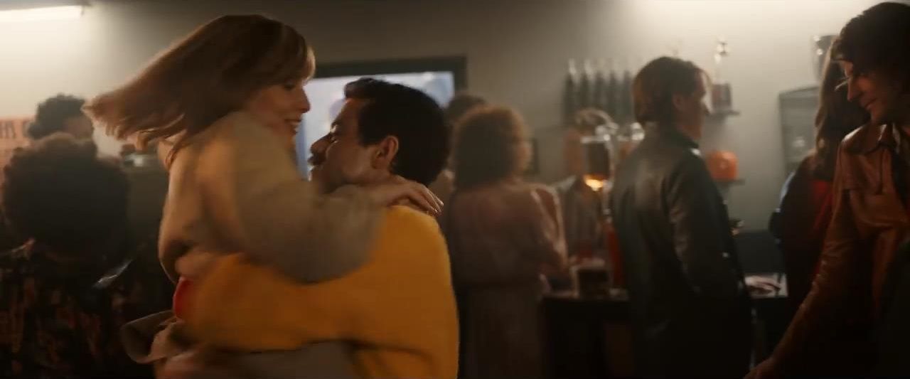 Mary Austin (Lucy Boynton) y Freddie Mercury (Rami Malek) en Bohemian Rhapsody