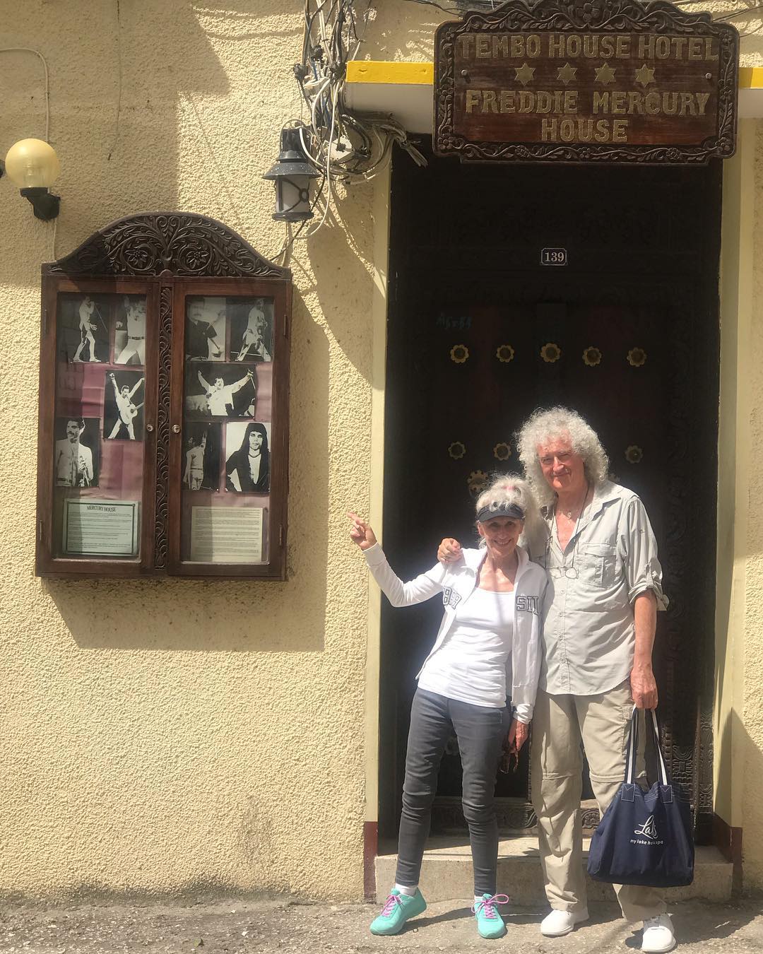 Brian May y Anita Dobson en Zanzíbar