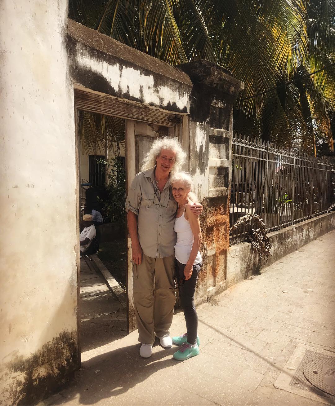 El guitarrista de Queen con su esposa Anita Dobson.