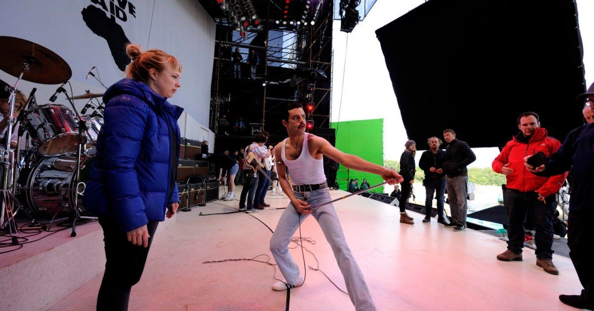 Polly Bennett con Rami Malek en el set de rodaje de Bohemian Rhapsody