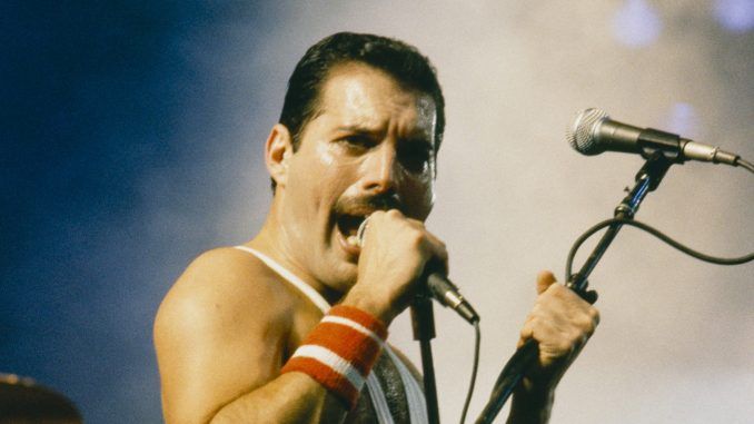 freddie mercury queen microphone live 1985 50