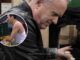 Howard Jones revive la magia de Live Aid al tocar el piano de Freddie Mercury