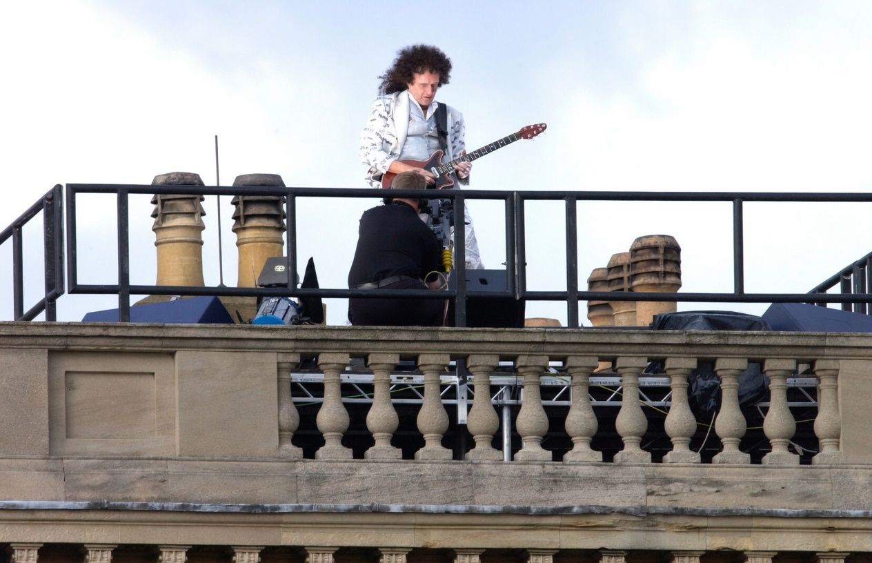 brian may 2002 buckingham palace 2