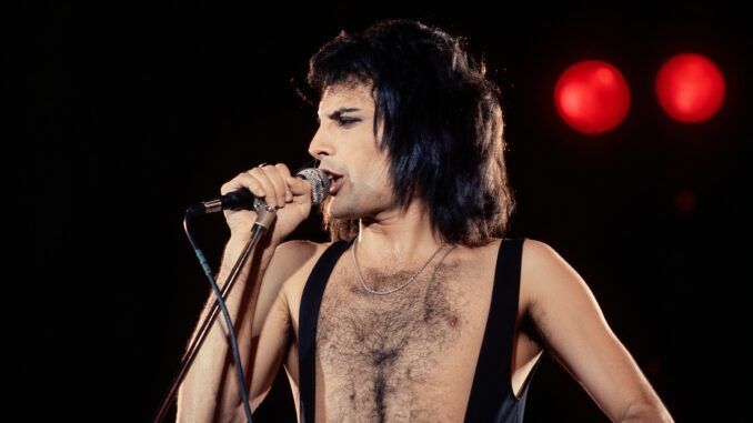 Freddie Mercury durante el concierto gratuito que realizó Queen en Hyde Park, Londres, Reino Unido, el 18 de septiembre de 1976. Foto de Watal Asanuma.