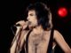 Freddie Mercury durante el concierto gratuito que realizó Queen en Hyde Park, Londres, Reino Unido, el 18 de septiembre de 1976. Foto de Watal Asanuma.